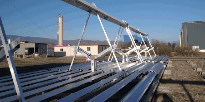 Terreno de placas solares para impulsar energía sostenible 