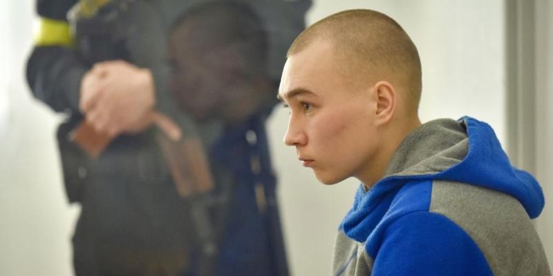 Vadim Shishimarin, el soldado ruso condenado - Playground El soldado ruso condenado esperando sentado