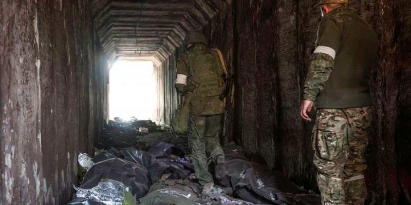 Soldados ucranianos entre escombros y fallecidos - AFP Dos soldados ucranianos resguardados en los túneles