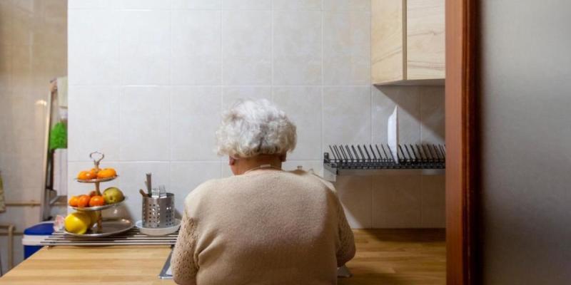 Imagen de una persona mayor en casa/La Vanguardia La soledad no deseada aumenta con las olas de calor