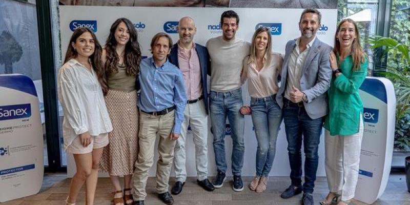 Voluntarios y Miguel Ángel Muñoz del proyecto contra la soledad no deseada - Sanex La soledad no deseada tiene una nueva herramienta de combate