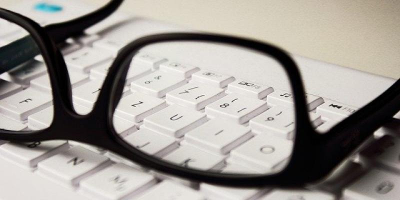 Imagen de Pixabay Gafas sobre un teclado de ordenador