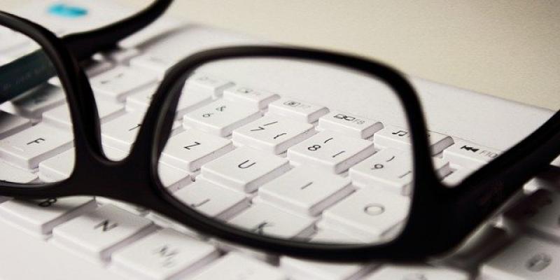 Gafas sobre un teclado de ordenador