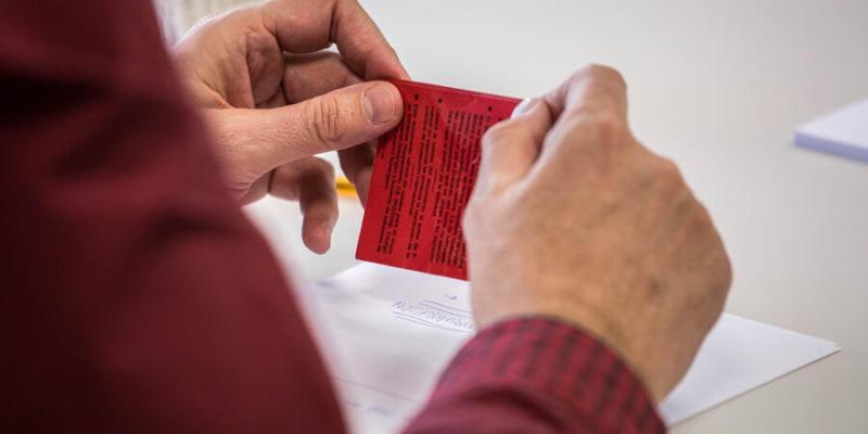 Imagen de una persona con una solicitud de asilo/ACNUR El asilo aumenta en España