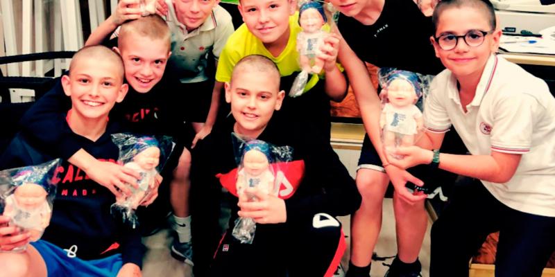 los chicos que realizan un gran gesto para su amigo David Chicos se rapan el pelo en solidad con un amigo con leucemia