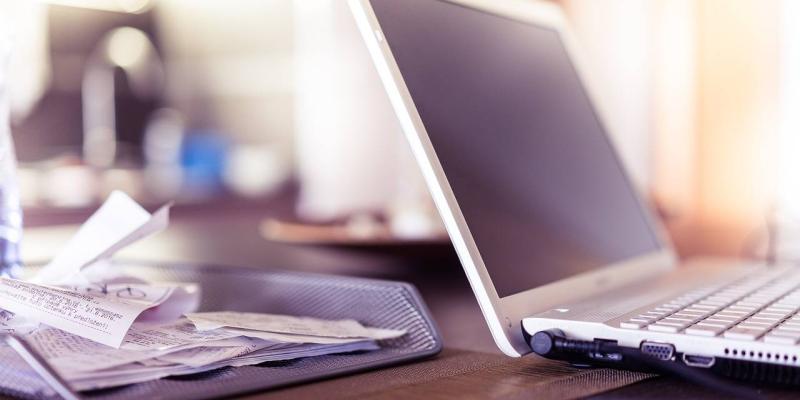 Ordenador informe vida laboral - PIXABAY Ordenador con datos de la vida laboral encima de una mesa