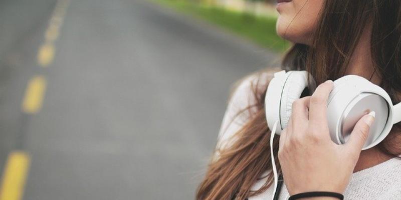 Chica escuchando música con cascos auriculares / Pixabay