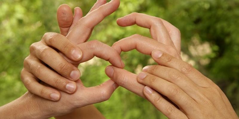 Imagen de unas manos haciendo el signo de las personas con sordoceguera/ONCE La sordoceguera, una discapacidad única y diferente