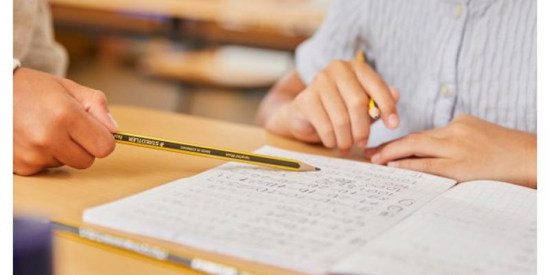 Imagen de un alumno en clase/Murcia.com 120.000 lápices solidarios y medioambientales de STAEDTLER