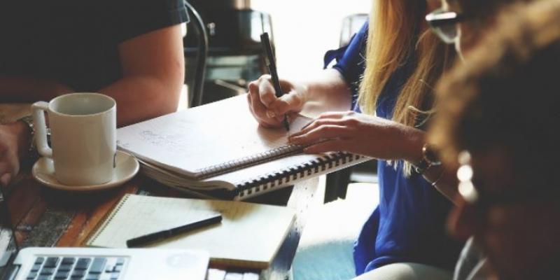 Jóvenes trabajando en una startup