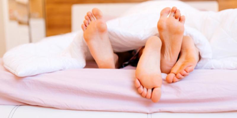 Imagen de dos personas en la cama/envatoelements El stealthing es un delito