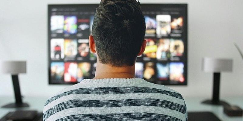 Consumidor de plataformas de streming - Pixabay Un hombre sentado en su salón frente al televisor