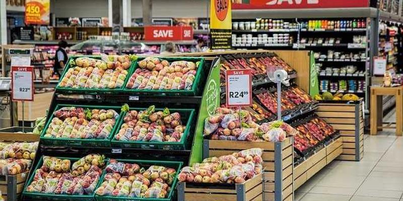 Imagen de estanterías de fruta en un supermercado