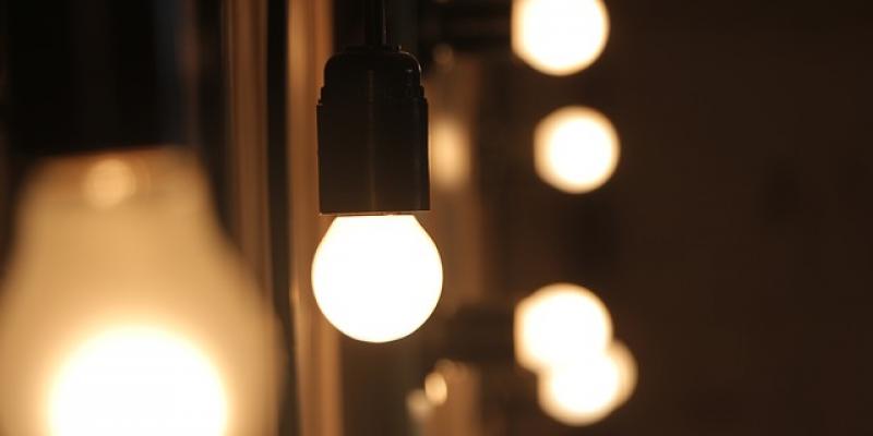 Cerca de un 18 % de familias está a punto de superar ese umbral del 5 % debido a sus ingresos Bombilla encendida/Pixabay