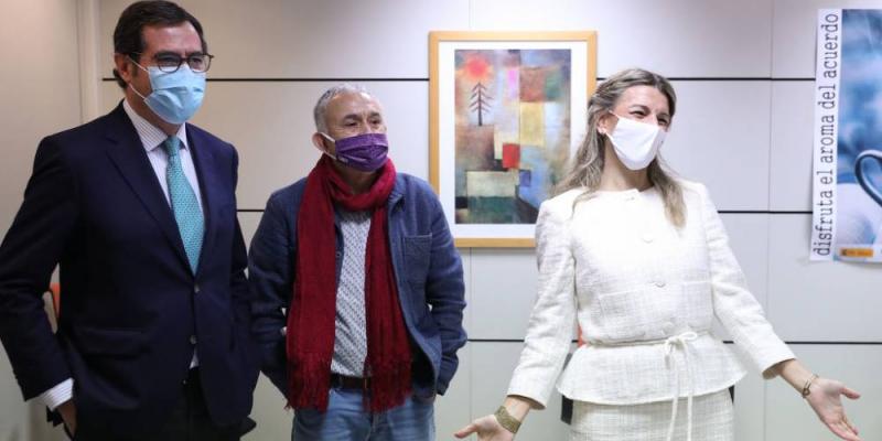 El Gobierno congela el salario mínimo hasta que haya un acuerdo en el diálogo social El presidente de CEOE, Antonio Garamendi; el líder de UGT, Pepe Álvarez; y la ministra de Trabajo, Yolanda Díaz el pasado 26 de noviembre. EUROPA PRESS