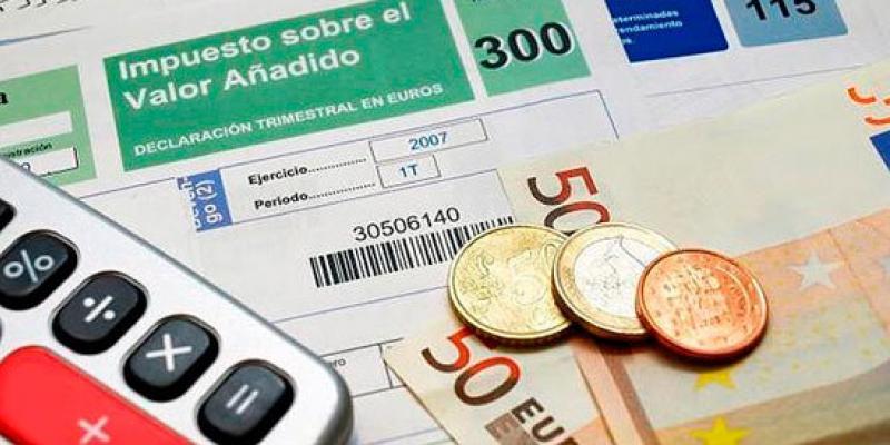 Imagen de una hoja de declaración de impuestos, calculadora y dinero / Fuente: Nueva Tribuna