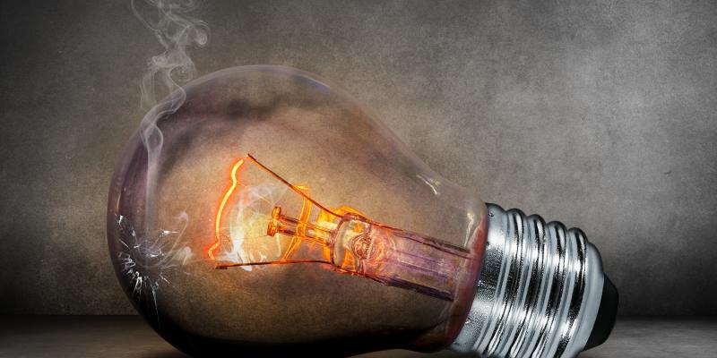 La luz seguirá aumentando este 2022 Bombilla/Pixabay