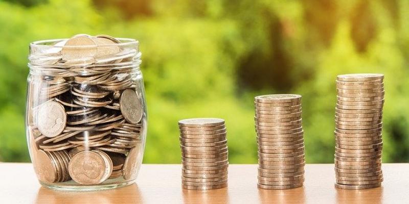 Subiendo los sueldos se aplaca la inflación -Pixabay Unas columnas de monedas que representan la subida de los sueldos