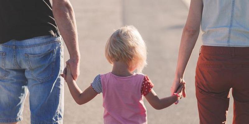 Familias en España - Pixabay Un padre y una madre cogen de la mano a su hija