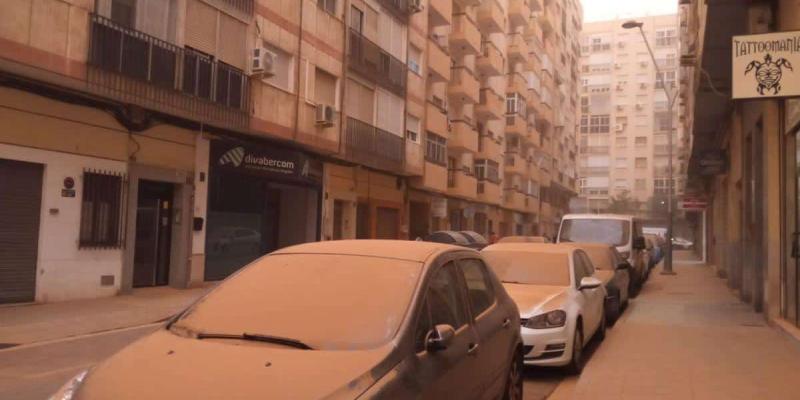Imagen de varios coches con calima/El Periódico Extremadura La calima y la consecuencia en la salud