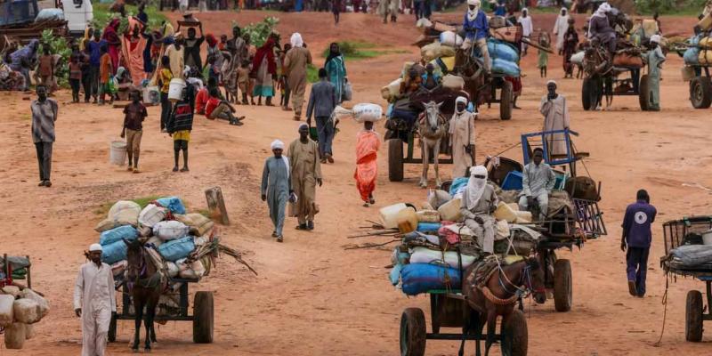 Sudaneses que huyen de la violencia en Darfur Occidental cruzan la frontera hacia Adre, ChadImagen