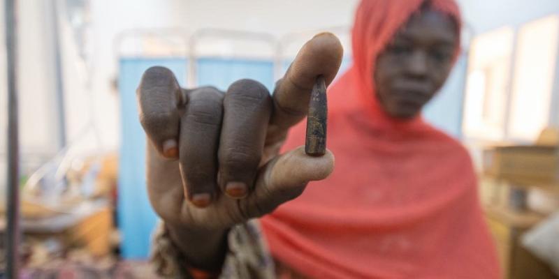 © UNICEF/Ahmed Mohamdeen Elfatih / Una madre sostiene la bala que le extrajeron a su hija de ocho años después de que fuera alcanzada en su casa en las afueras de la capital, Jartum. Una madre sostiene la bala que le extrajeron a su hija de ocho años después de que fuera alcanzada en su casa en las afueras de la capital, Jartum.