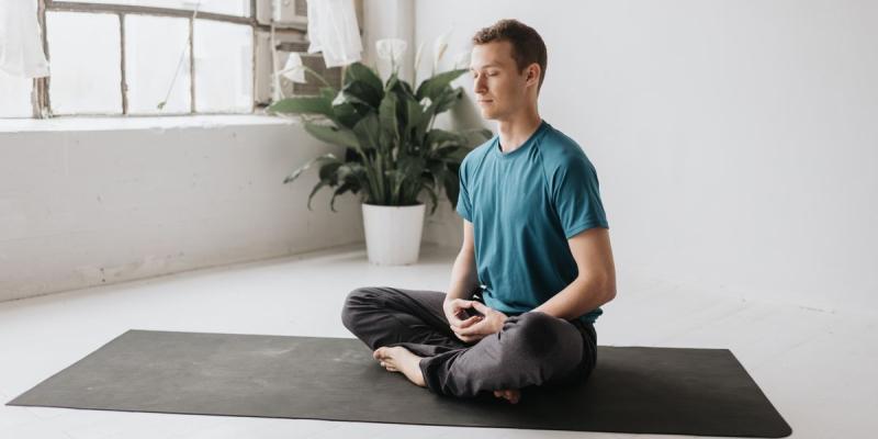 Imagen de un chico haciendo yoga/Runner's World Consigue mejorar tu suelo pélvico