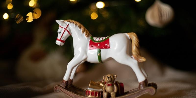 Año nuevo / Pixabay Caballito de juguete