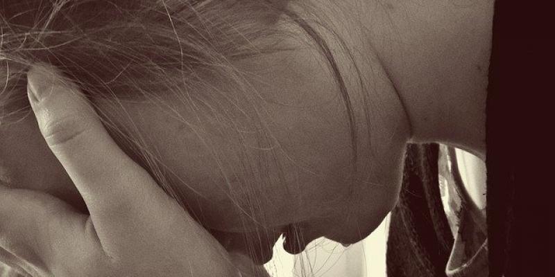 El suicidio sobresale entre los más jóvenes Mujer desesperada/Pixabay