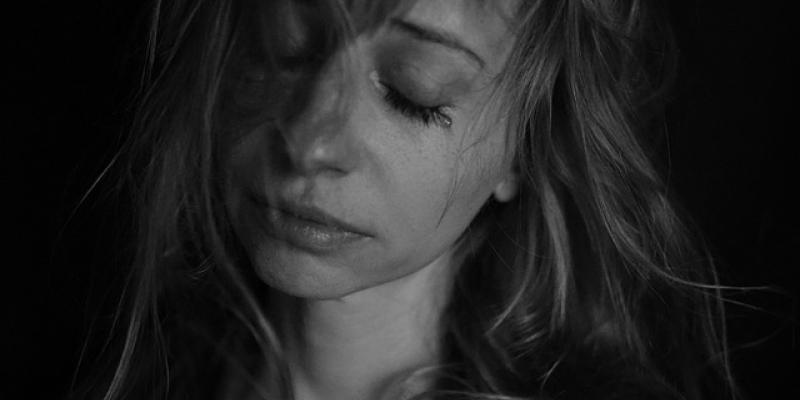 Suicidio / Pixabay Cara de una chica llorando
