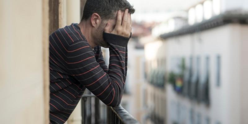 Suicidios en hombres - Foto de 123RF/thevisualsyouneed Hombre tapándose la cara