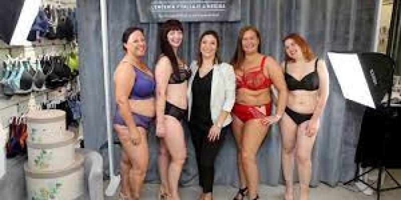 Imagen de las modelos durante el desfile de ropa interior en Meaño/La Voz de Galicia Desfile de ropa íntima de talla grande en una tienda gallega de Meaño