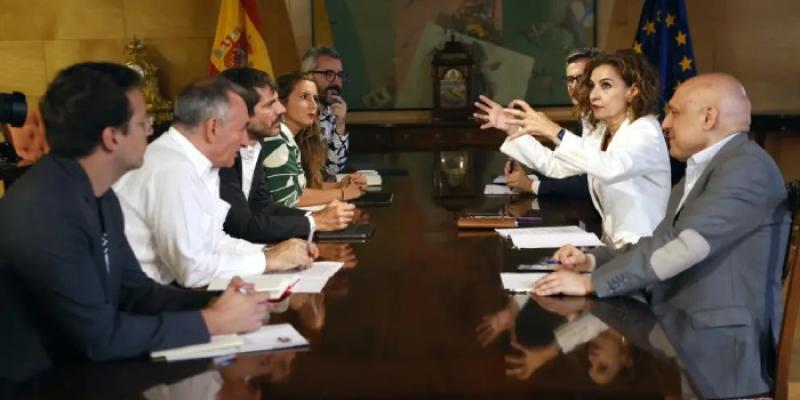 Corrupción - Foto: EFE Las delegaciones de PSOE y Sumar, este miércoles minutos antes de comenzar su reunión.