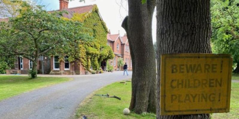 La entrada de la escuela Summerhill