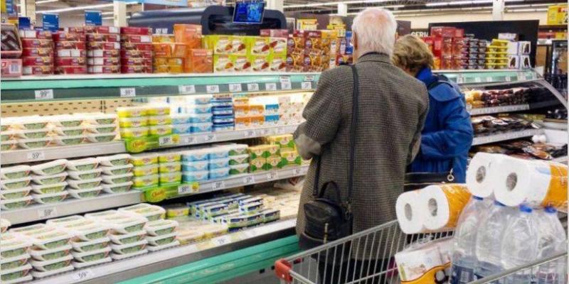 Una persona con mascarilla comprando en en supermercado físico /El Cronista