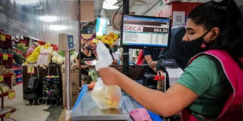 La cajera de un supermercado registra la compra de un cliente en Buenos Aires