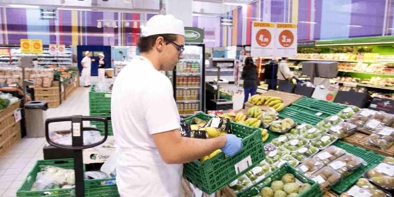 Imagen de un trabajador de supermercado/Oficial Press Qué supermercados abren el puente de Todos los Santos