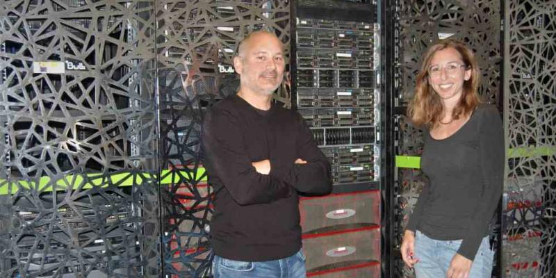 Imagen del Centro Nacional de Análisis Genómico (CNAG) para EL PAÍS Sergi Beltrán y Leslie Matalonga posan frente al superordenador del Centro Nacional de Análisis Genómico (CNAG).