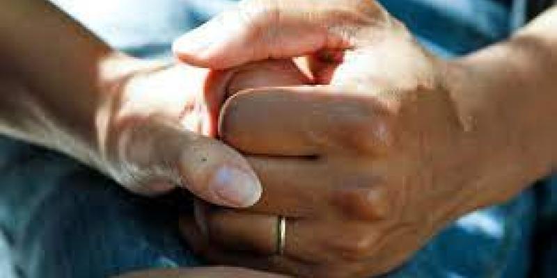 Imagen de dos personas dándose la mano/La Voz de Medina Día Mundial del Superviviente de Cáncer
