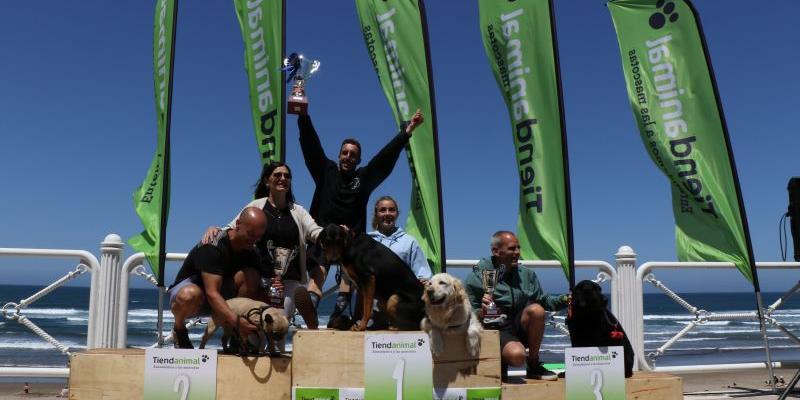 Ganadores del primer campeonato de surf canino