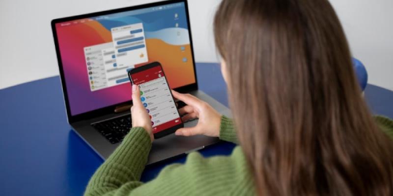 Chica con el móvil activando suscripciones digitales