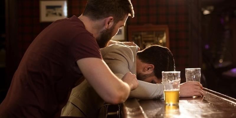 Imagen de dos amigos en la barra de un bar/Productividad Feroz Consejos para acabar con el consumo de sustancias psicoactivas