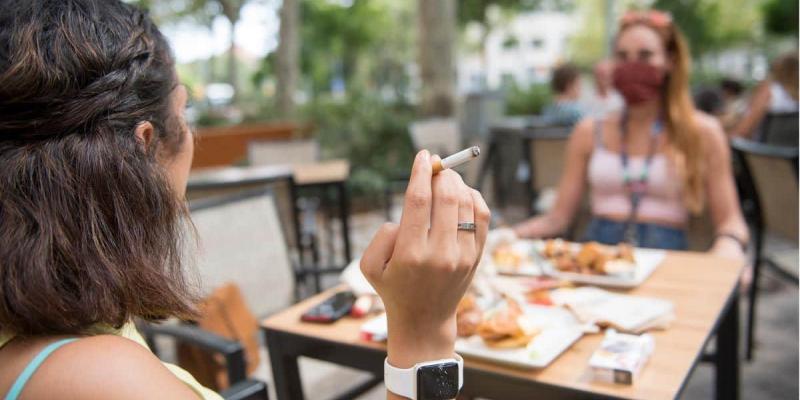 Nueva ley del tabaco: Sanidad ultima la prohibición de fumar en terrazas, coches y estadios deportivos