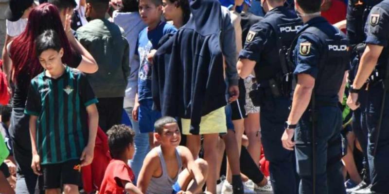 El éxodo migratorio que durante dos días ha tenido en vilo a la ciudad de Ceuta se ha frenado aparentemente, y lo que hoy se ve es un flujo continuo de jóvenes que regresan hacia Marruecos, pero la crisis diplomática entre España y Marruecos se mantiene.