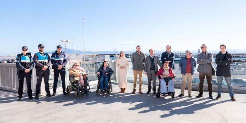 Imagen de Europa Sur sobre la accesibilidad en Tarifa Las autoridades y varios usuarios tras visitar el mirador.
