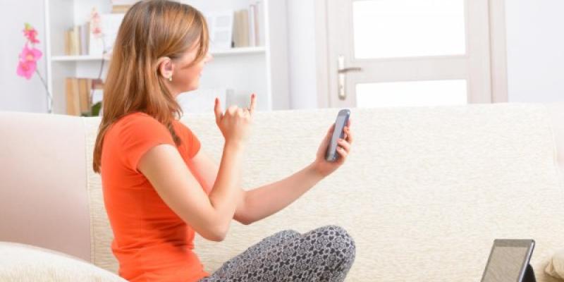 App tarjeta acreditativa discapacidad / Comunidad de Madrid Chica con un móvil