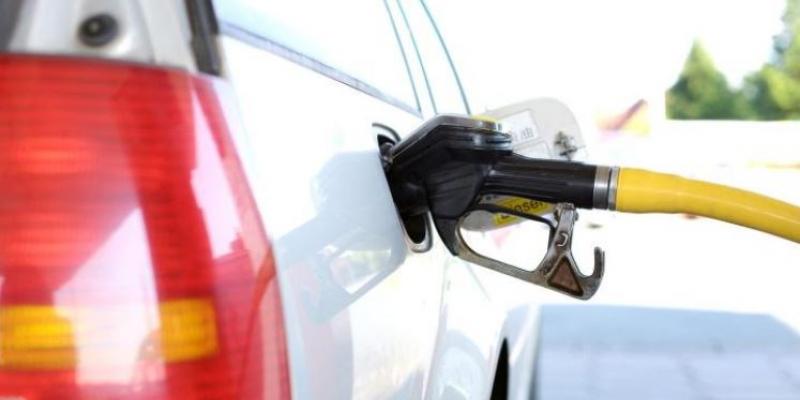 Coche repostando en una gasolinera