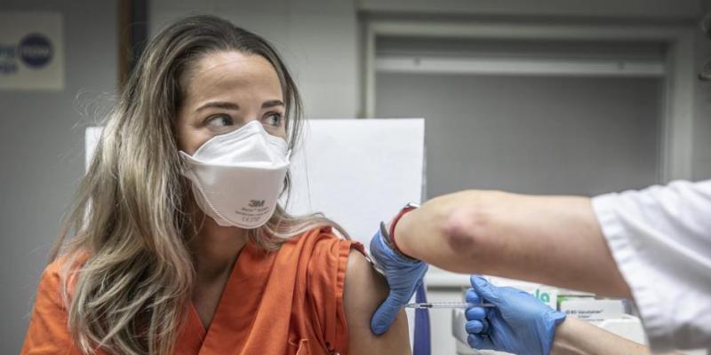 Imagen de JUSTO RODRÍGUEZ Una mujer recibe una vacuna contra el COVID en el Hospital Fundación de Calahorra. / JUSTO RODRÍGUEZ