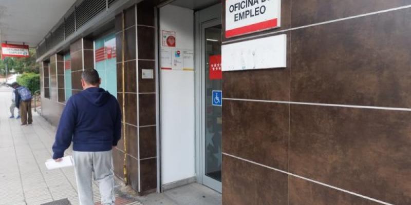 Ciudadano saliendo de una oficina de empleo / EUROPA PRESS Ciudadano saliendo de una oficina de empleo