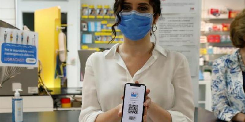 La tarjeta sanitaria virtual/ EFE Isabel Díaz Ayuso con la tarjeta sanitaria virtual
